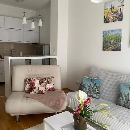 Alexandra Apartment *