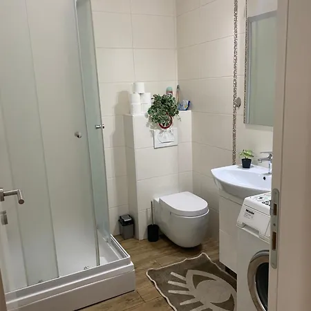 Alexandra Apartment *